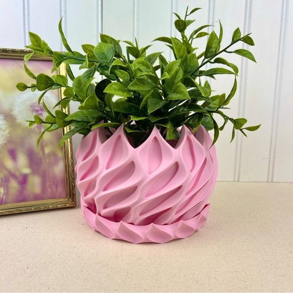 Modern Geometric Planter Pot, Twisted Planter Pot, Small Indoor Flower Pot - Picture 1 of 9